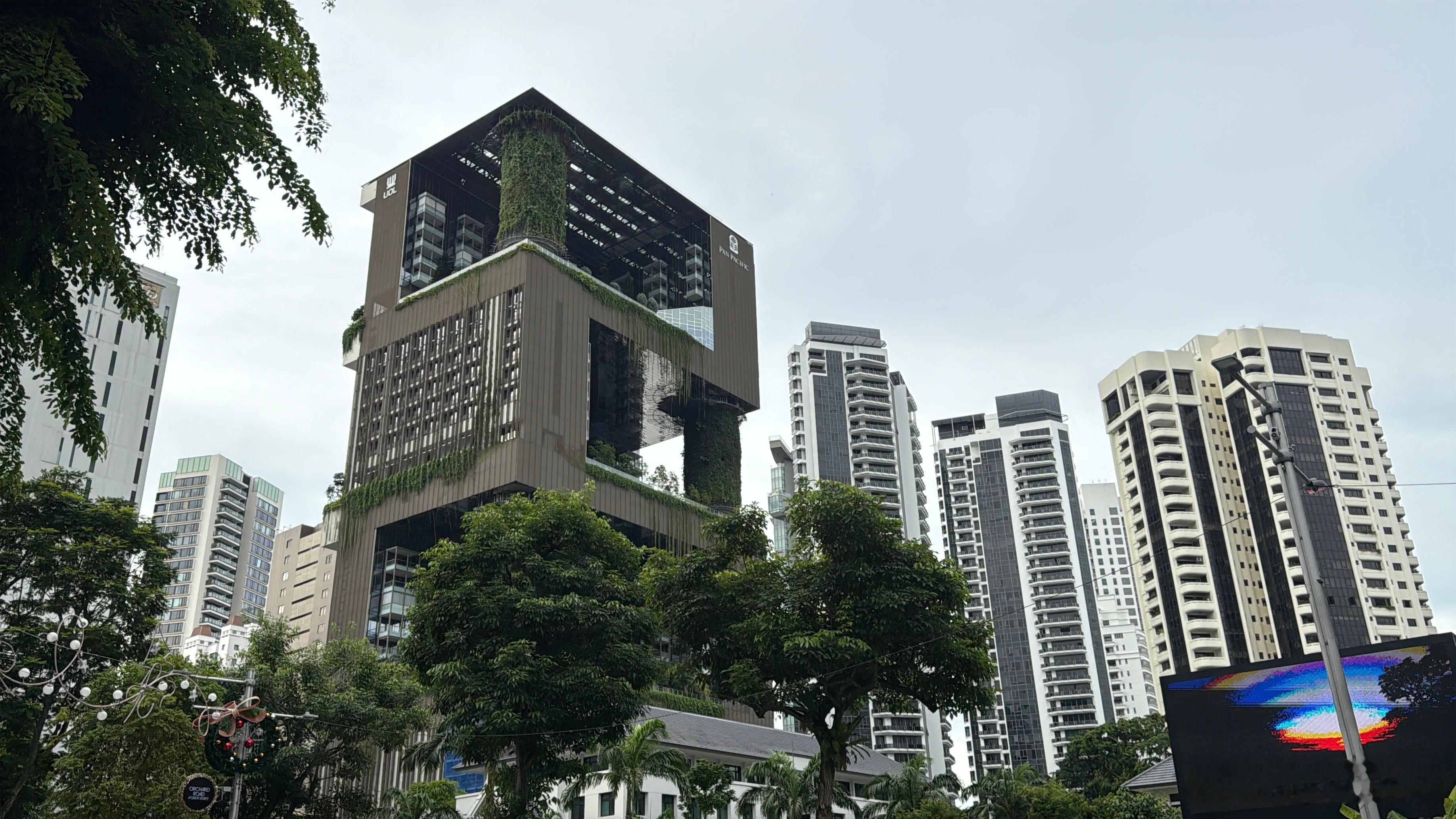 还是哪儿都不去，躺在酒店里面舒服新加坡的建筑如果在国内，基本上都是平面不规则，立