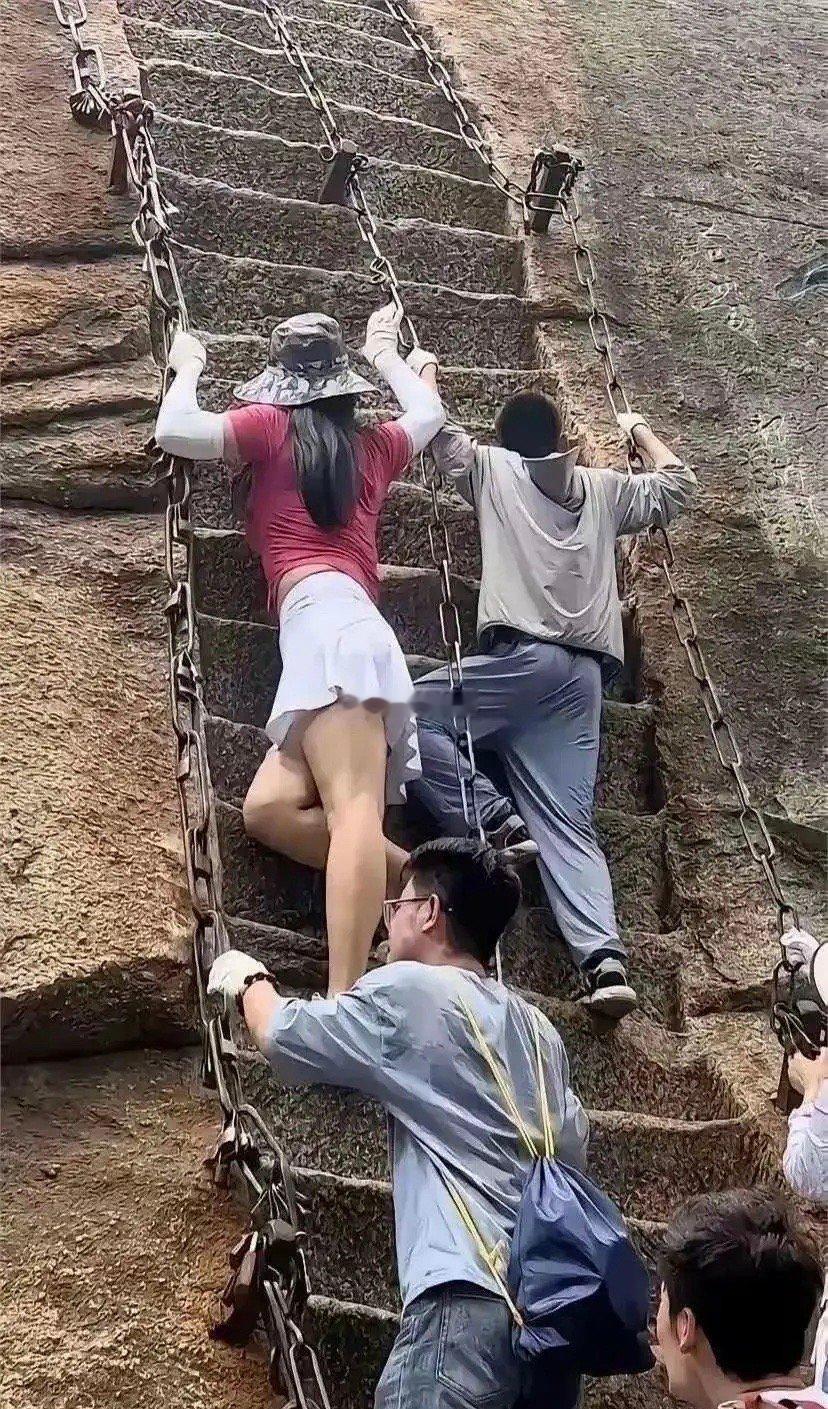 攀岩走起，女生爬山建议还是穿裤子好点吧