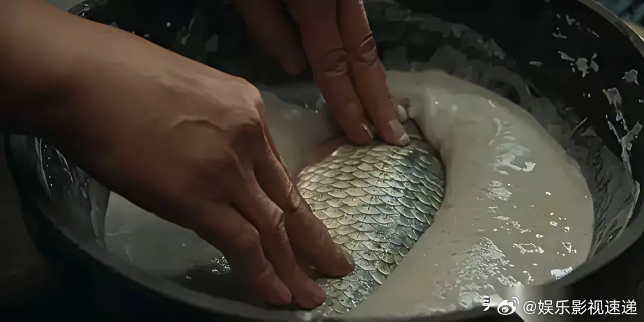 《生万物》里这个“借鱼”的细节，看得我一愣一愣的。真绝了。穷人待客，舍不得真材实