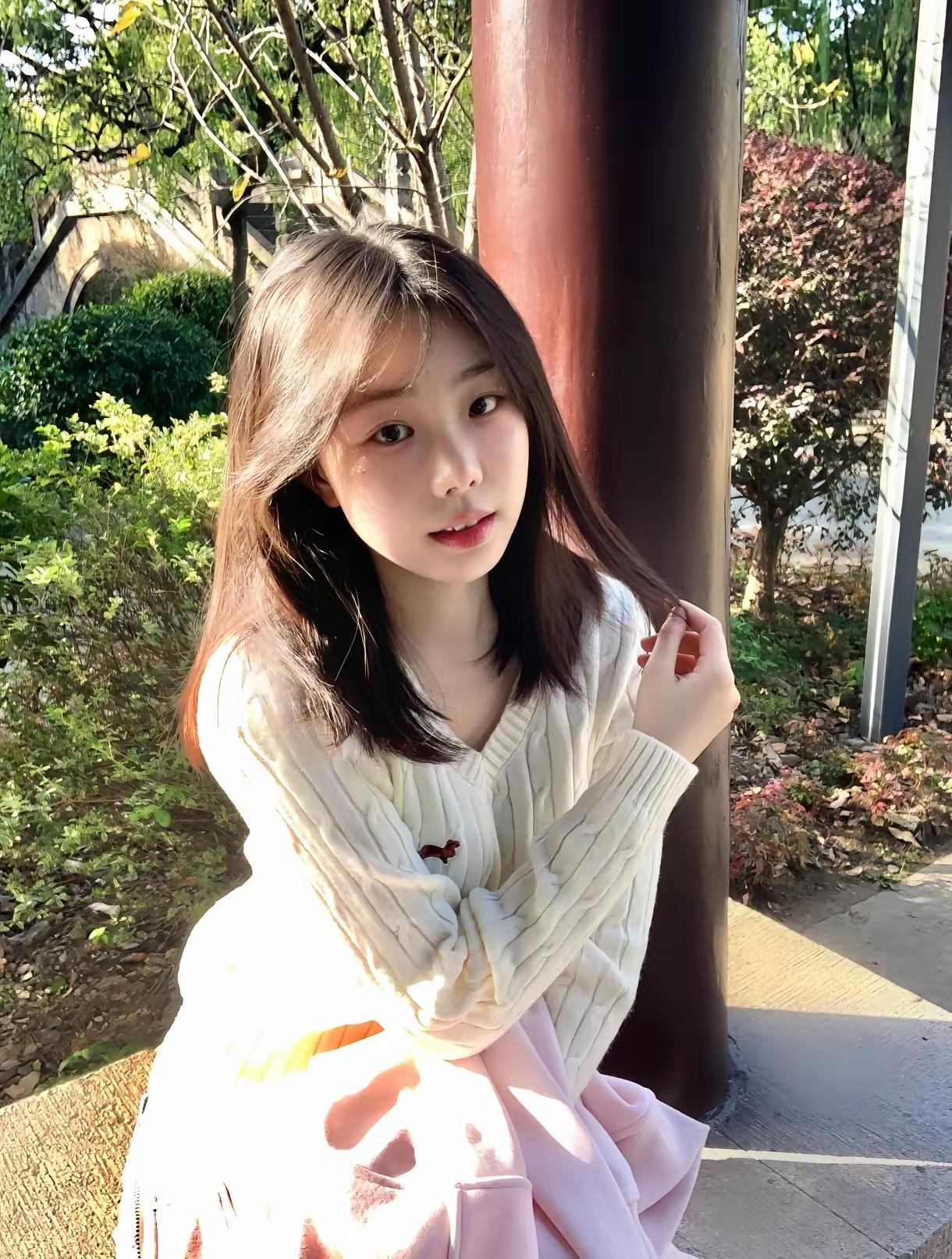 秋日暖阳下，少女轻抚发丝，静谧而美好。温柔美少女阳光白裙少女秋日少女照温柔