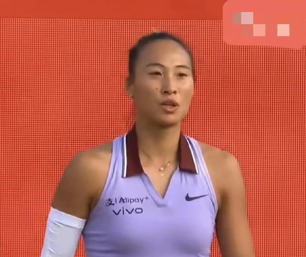 郑钦文1-2不敌阿尼西莫娃，无缘WTA伦敦站决赛，三盘比分为2-6、6-4、4-