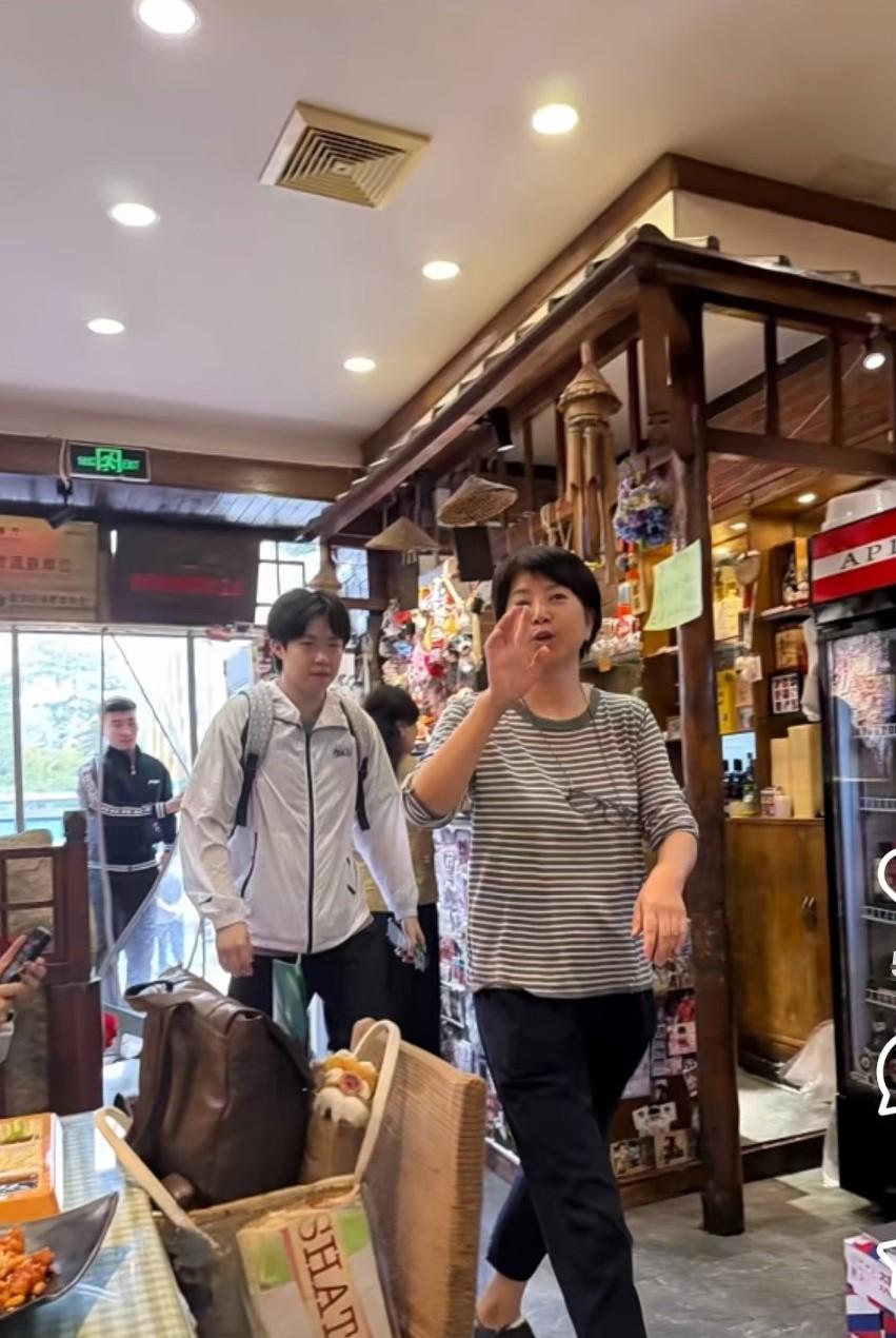 王楚钦今天去玉桥餐厅吃饭了。这孩子应该好久没来玉桥餐厅吃饭了，每次来吃顿饭，就