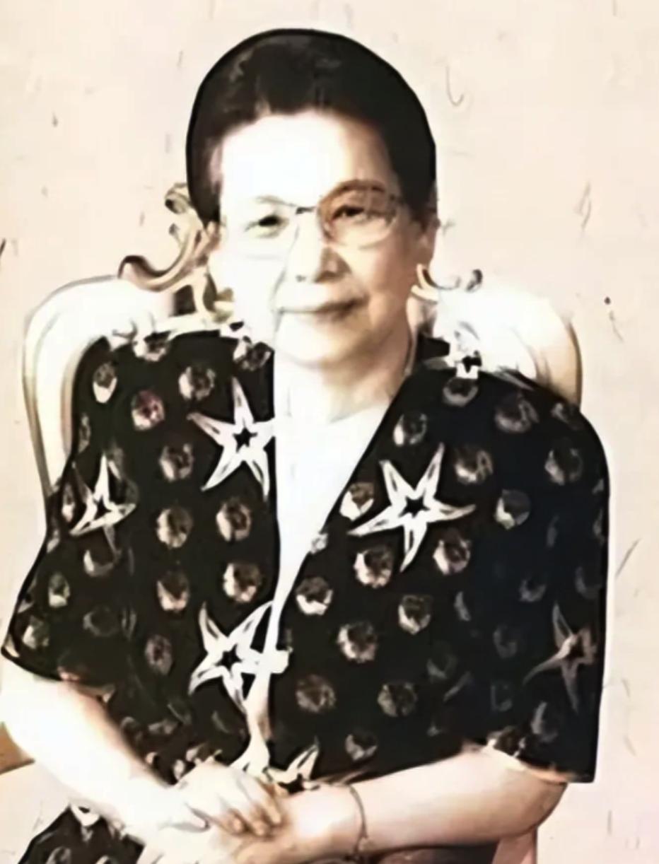1977年，海军司令萧劲光开完会，走廊上遇见杨勇。一个女同志走过。萧劲光笑道：“