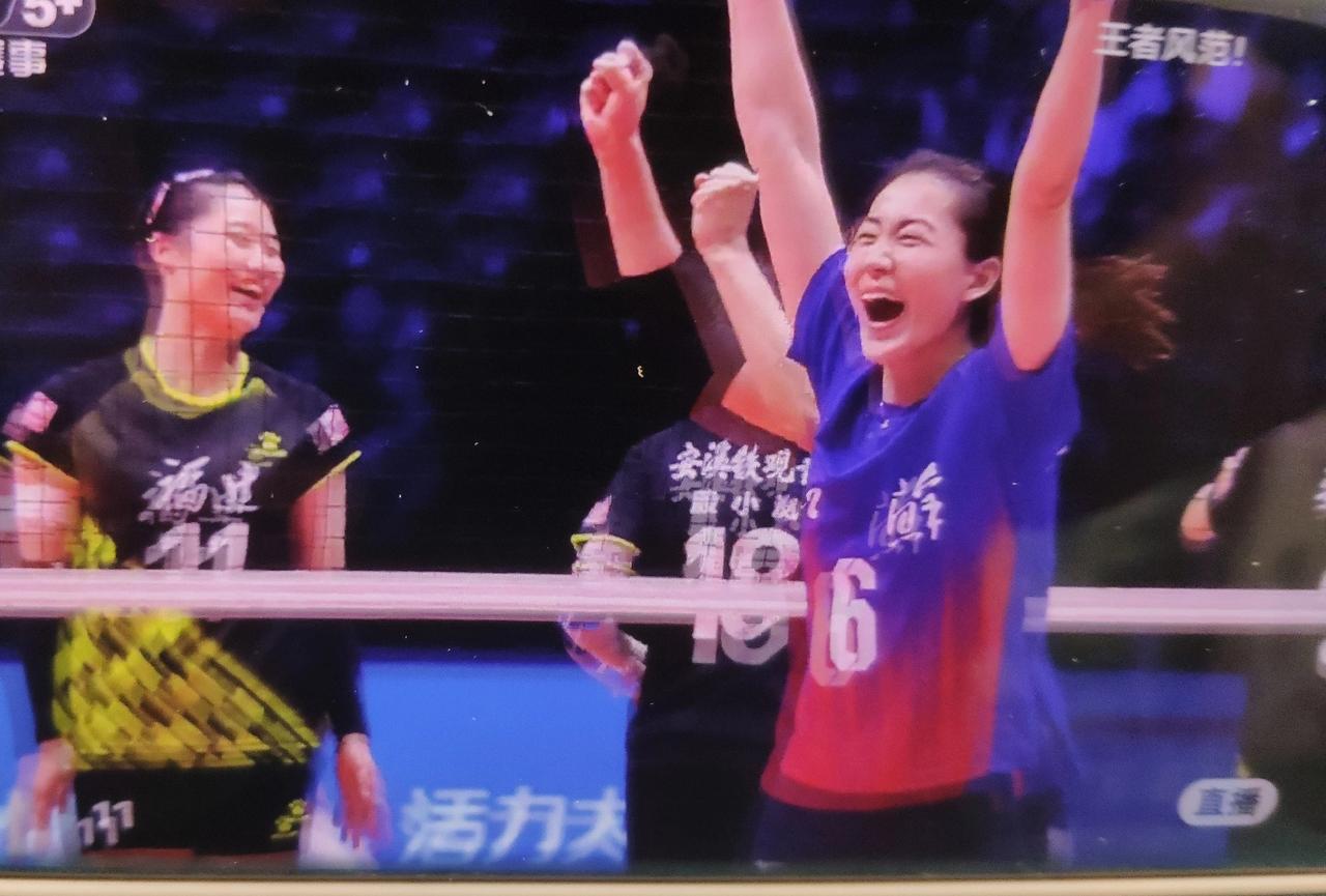 江苏击败福建杀进决赛！二传刁琳宇高举双手庆祝！主攻张常宁笑开了花！第三局比赛25