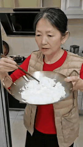 婆婆做完饭从厨房出来，端着米饭准备去吃饭，却发现儿子儿媳一家人早已经吃完了。婆婆