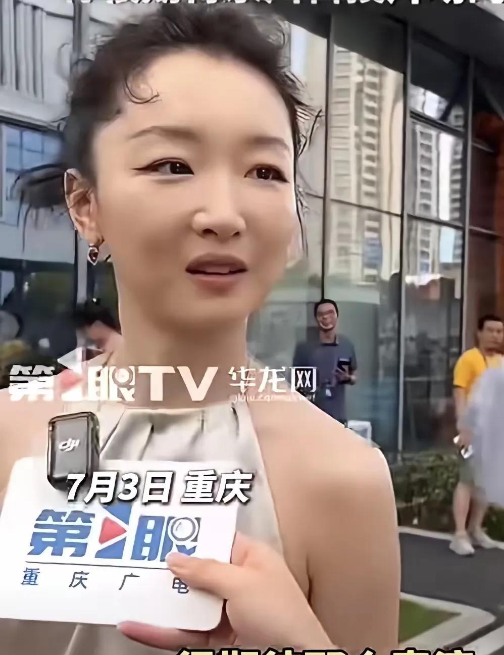 我的天哪！估计是医美还没恢复，就出来接活了。7月3日，周冬雨出席重庆电影