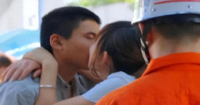 2011年，深圳一名才16岁的男孩欲跳桥自杀，被一名过路的19岁女孩看到，她上去
