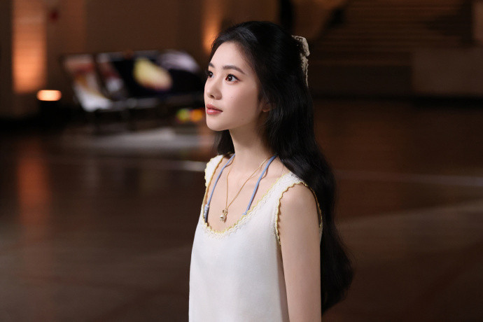 1.刘浩存她现在非常低调，非必要不露脸，就安安稳稳的按照团队规划路子拍戏，新电影