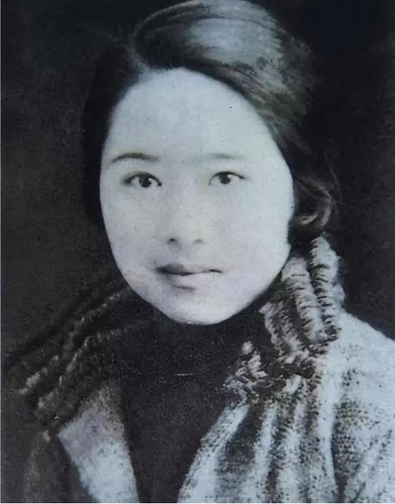 这名女子就是大名鼎鼎的物理学家吴健雄,也就是袁世凯的孙媳妇。她在某些方面比杨振宁