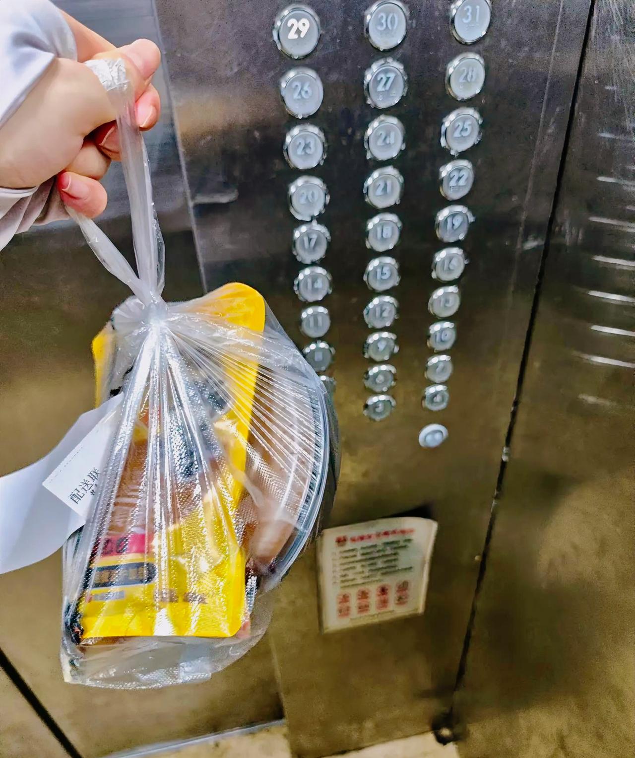 送了外卖才对一百元有了新的认识。单价3.8从来想过路痴的我会去跑外卖。谁懂啊我