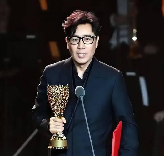 大家有没有感觉于和伟有些不对劲他都53岁了，竟然没有中年大叔该有的状况，比如