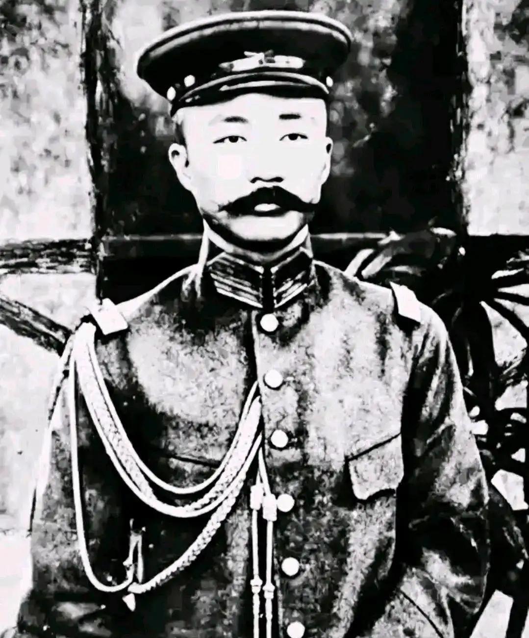 民国初年，李烈钧看上了好兄弟龚永的夫人华世琦。一天，李烈钧给了龚夫人2万大洋，说