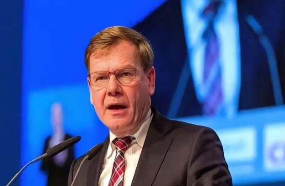 11月3号晚上，王外长“应约”和德国外长瓦德富尔通了电话。在他的访华行程被迫取消