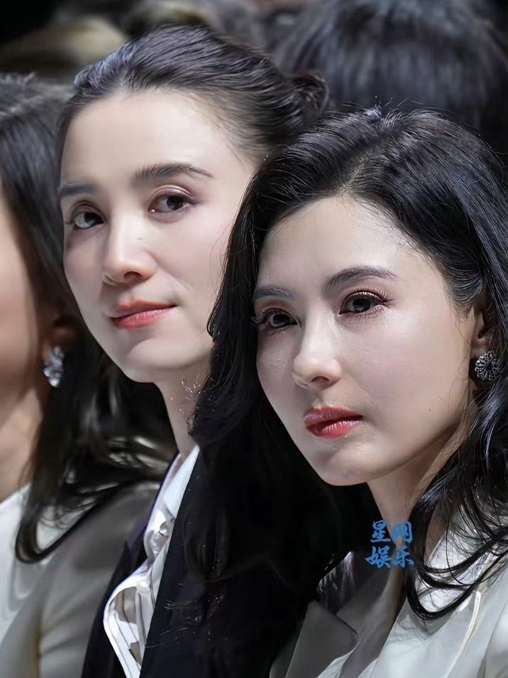46岁的张柏芝和46岁的宋佳，出席北京时装周并排看秀​