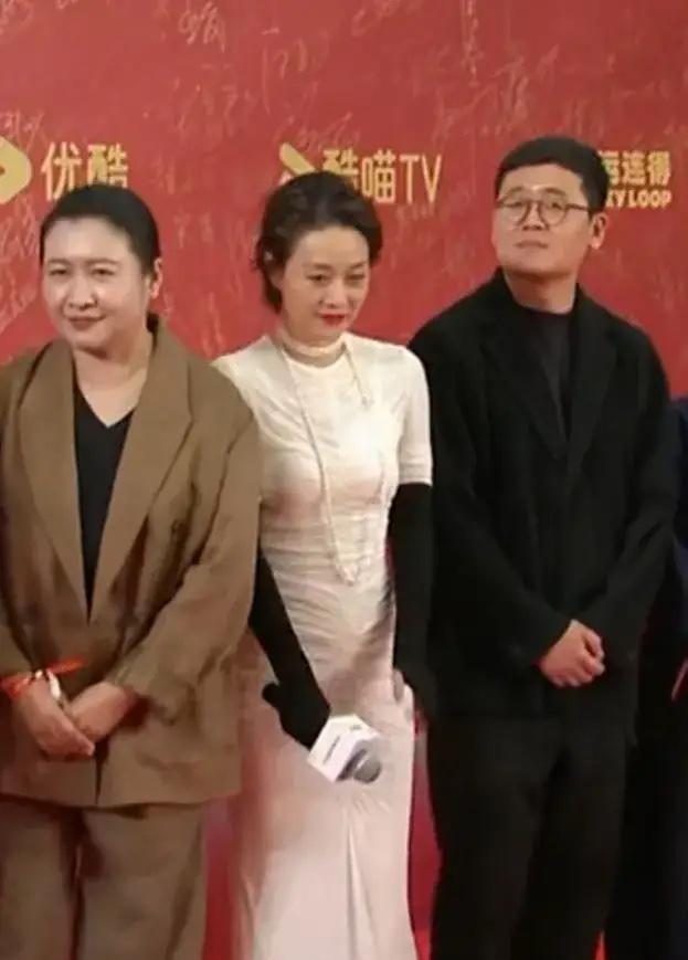 一件裙子能把一个拿过飞天视后的演员送上热搜审判席，这事儿比裙子本身邪门多了。马