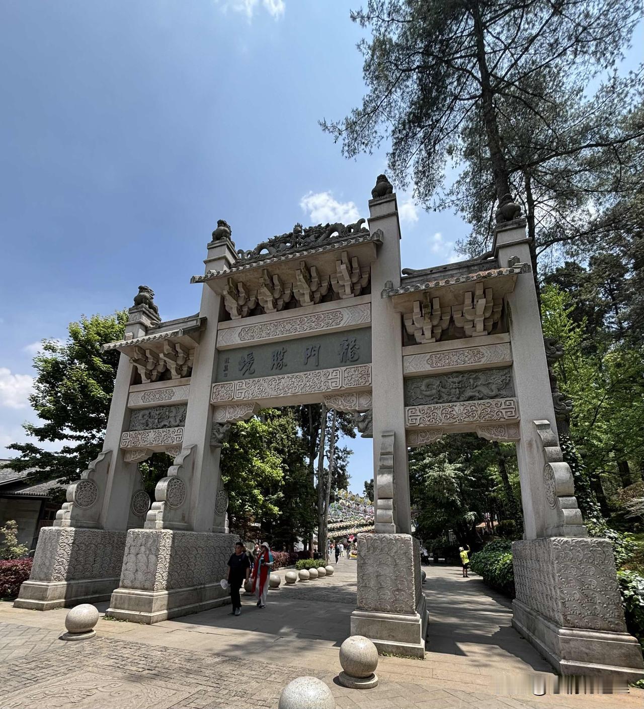 有人告诉我：来昆明如果不去西山你会后悔的。那就去吧。去之前在网上做了一些功课