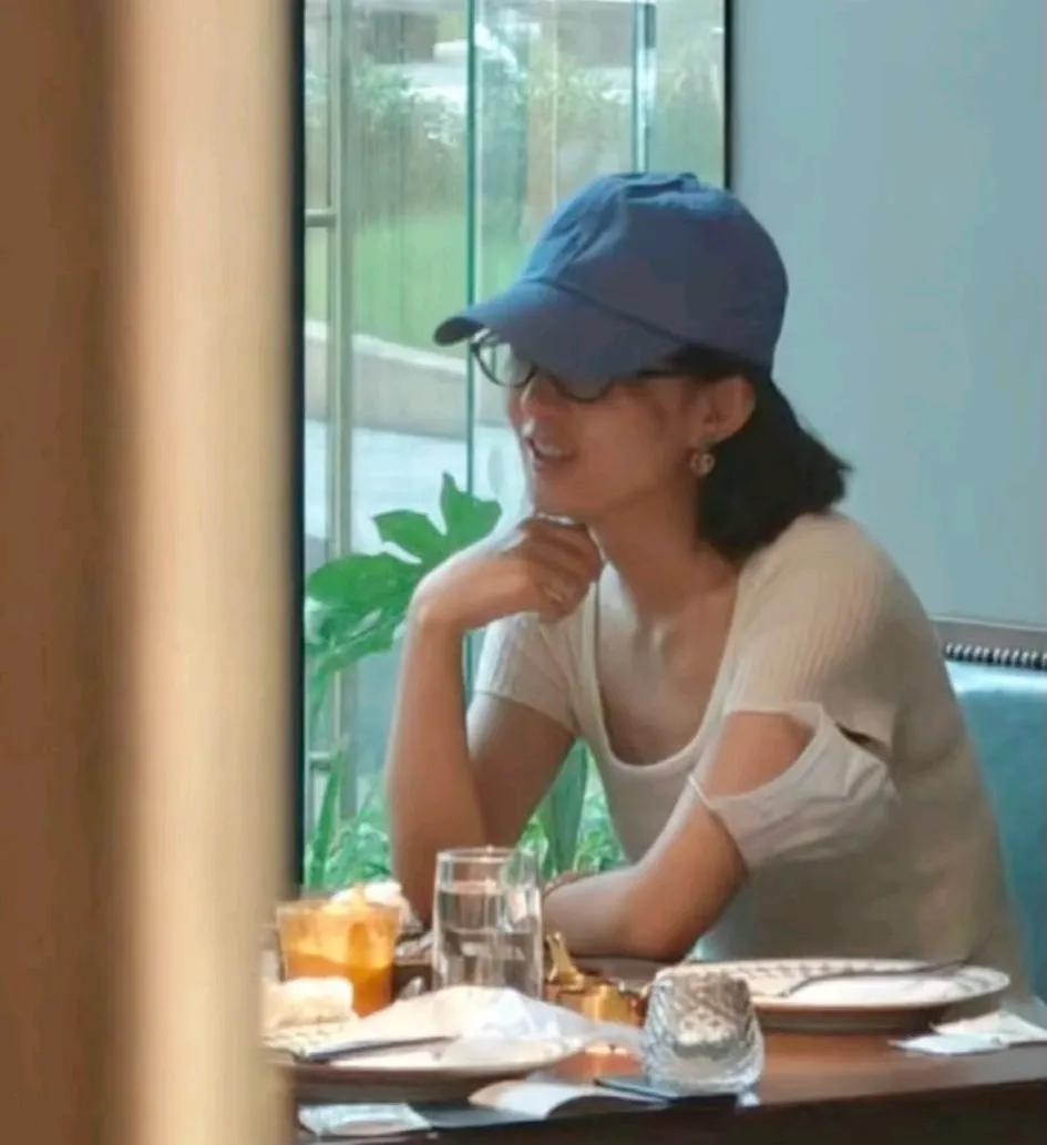 哇塞，这是谁家的小姐姐呀？素颜也太美了吧！原来是我们丽颖呀，穿着简约，非