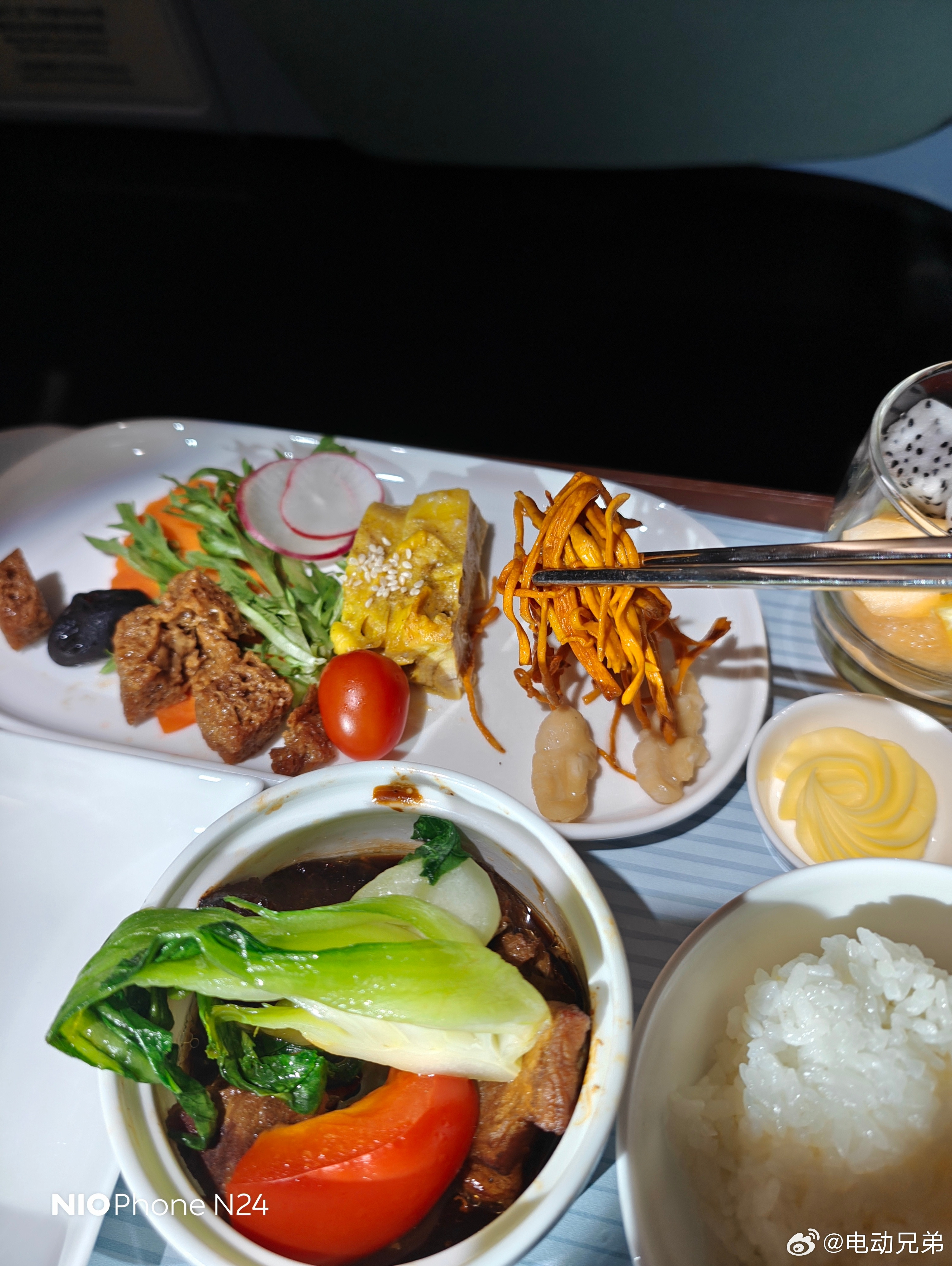 万米高空飞机餐感觉糖还是不少，怎么控是个问题，少吃米饭多吃水果吧就电动兄弟