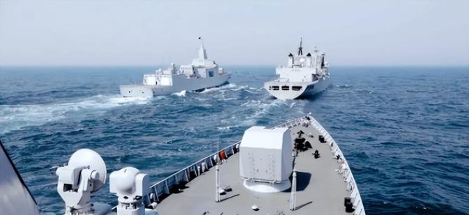 055配备了200多枚导弹，假如海战爆发，导弹打完了该怎么办？实不相瞒，055打