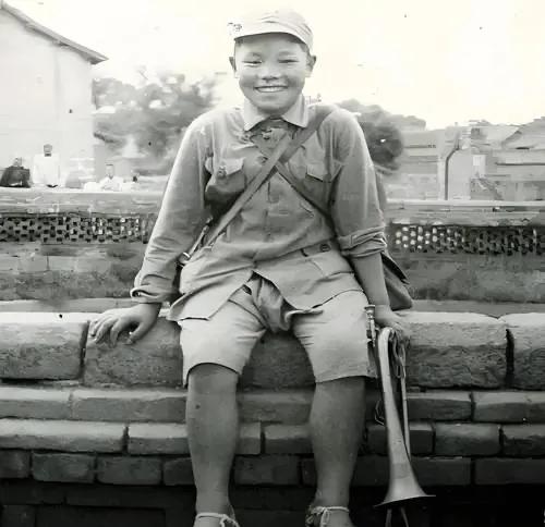 1942年，16岁的八路军小战士宋双来，在送信回去途中，遭遇了日伪军的骑兵。情急