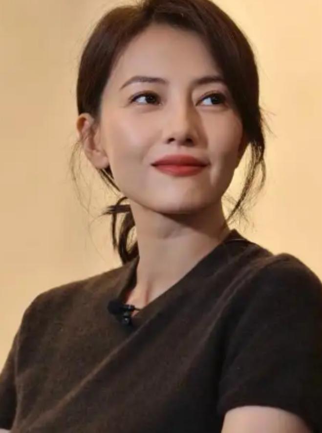 演员高圆圆说：“我出生在北京的一个知识分子家庭，我爸爸毕业于清华大学，从事航天工