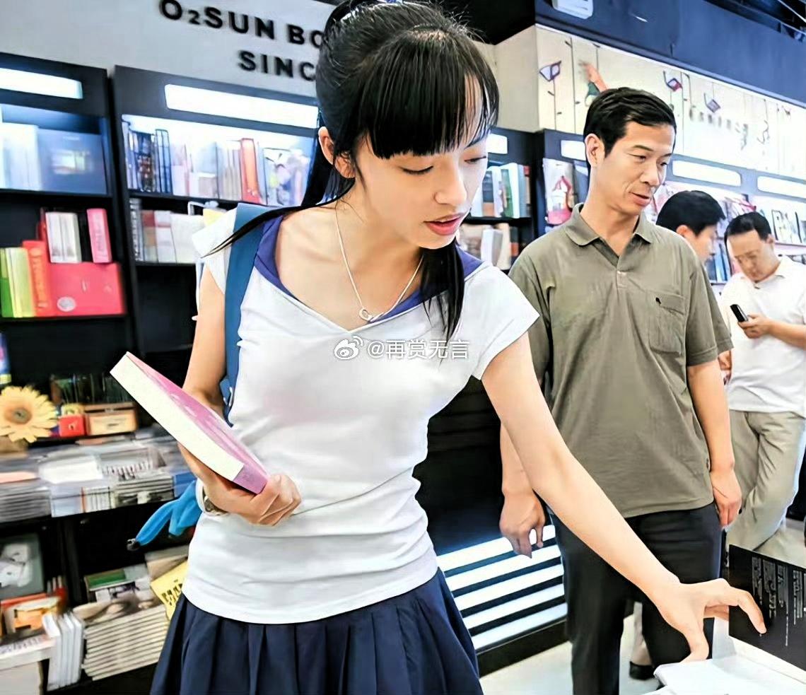 姚晨27年前大学照曝光，网友夸美若天仙。我只想说：再美又怎样，最后不还是离了？