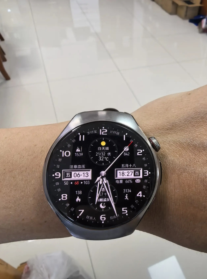 华为WATCH5带了三天，发现几个问题：1、表带无法打开平放，充电时只能侧着放。