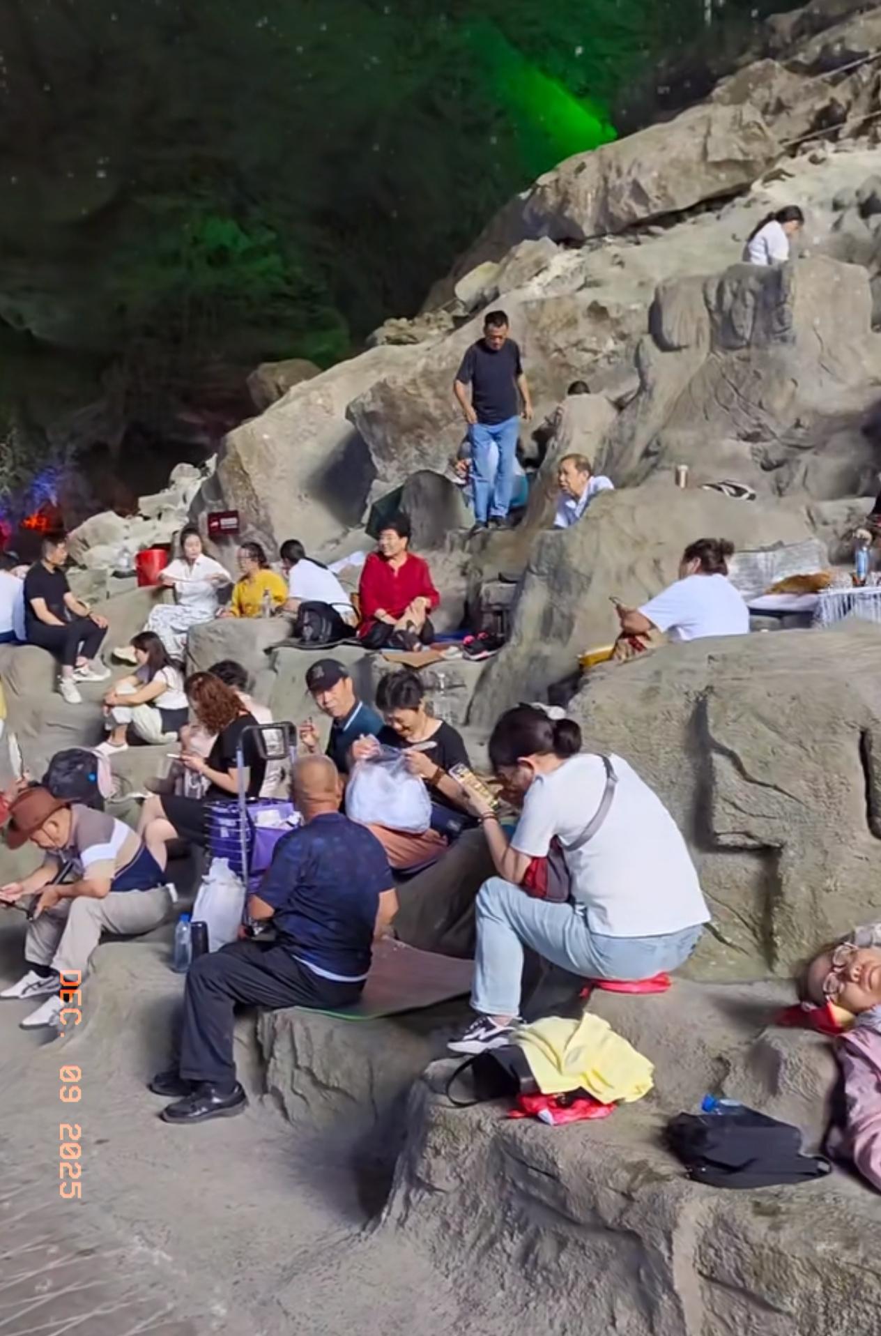 表哥在广西巴马百魔洞抗癌都四个月了，昨天我问他过年回不回家，他说今年估计悬了。他