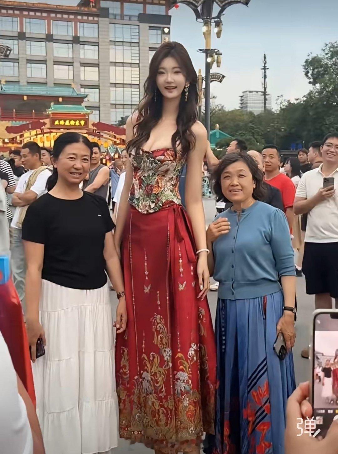 两米高的女孩，居然长得这么漂亮匀称。