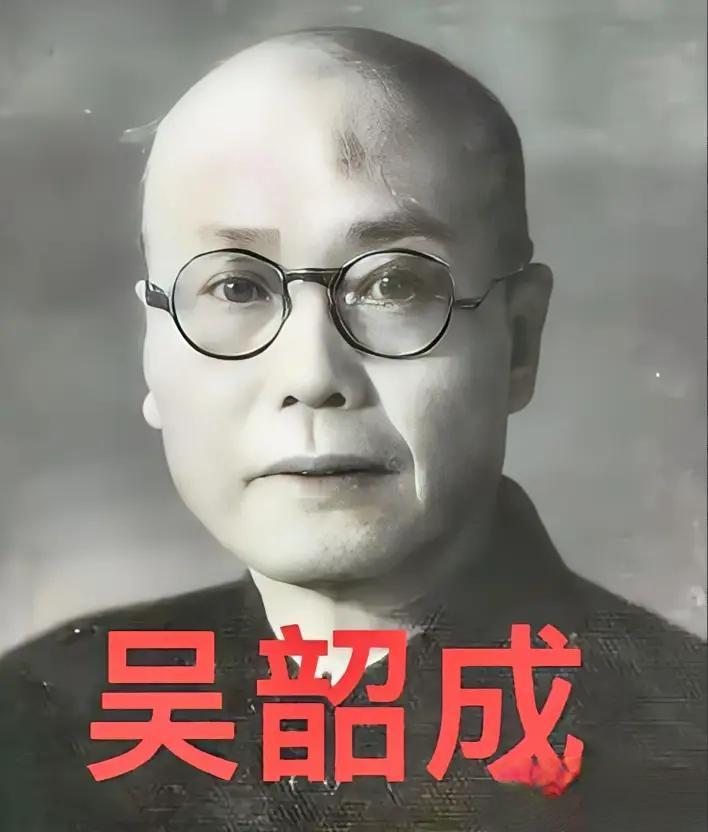 吴石将军的儿子吴韶成今年80多岁，住在郑州老小区里。两居室全是水泥地，窗框掉漆，