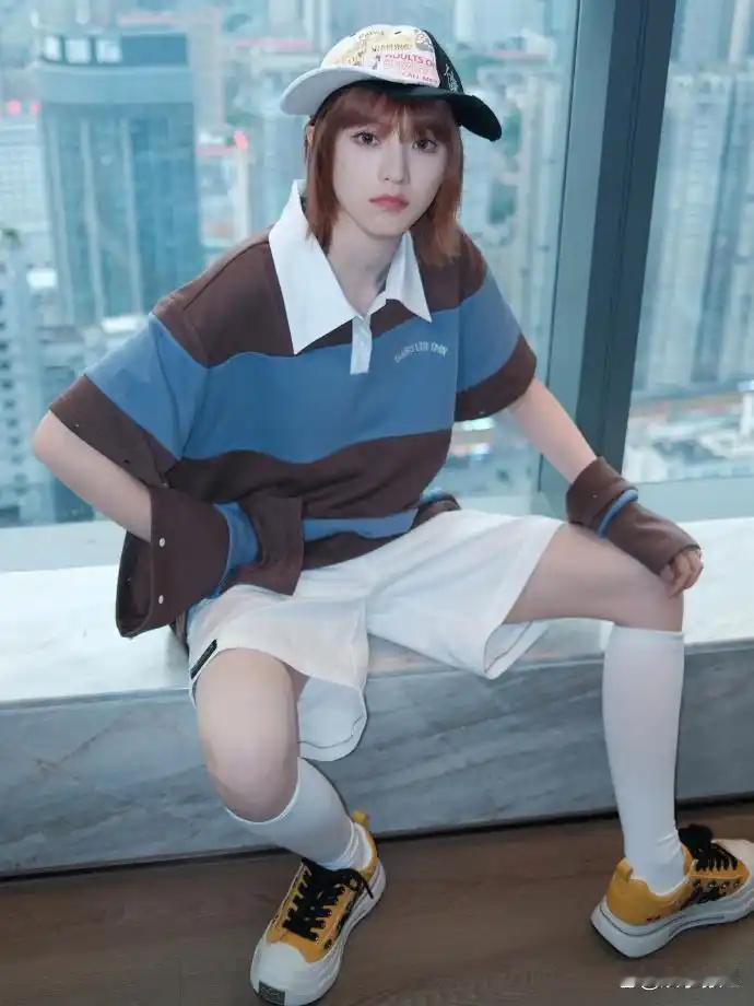 黄灿灿晒花370元做的丑美甲，连基本甲型都没修，毫不遮掩失望