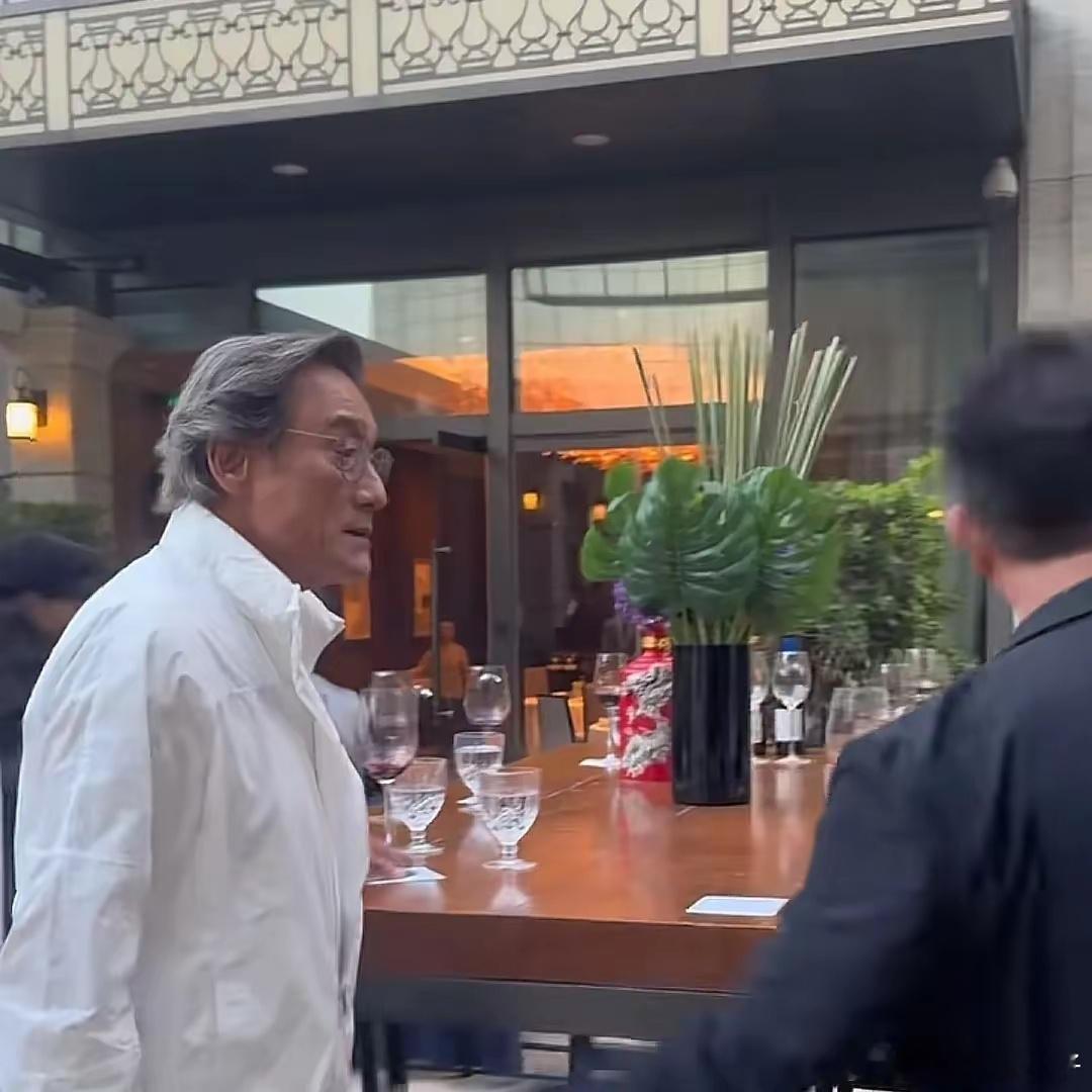 68岁元彪与67岁梁家辉聚会显年轻，对方却难掩苍老，同框像两代人​​​