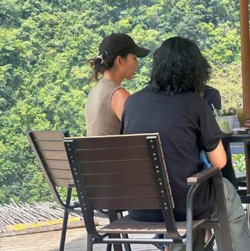 网友偶遇蔡少芬一家旅游，调侃：女儿长成跳过年轻版的妈妈