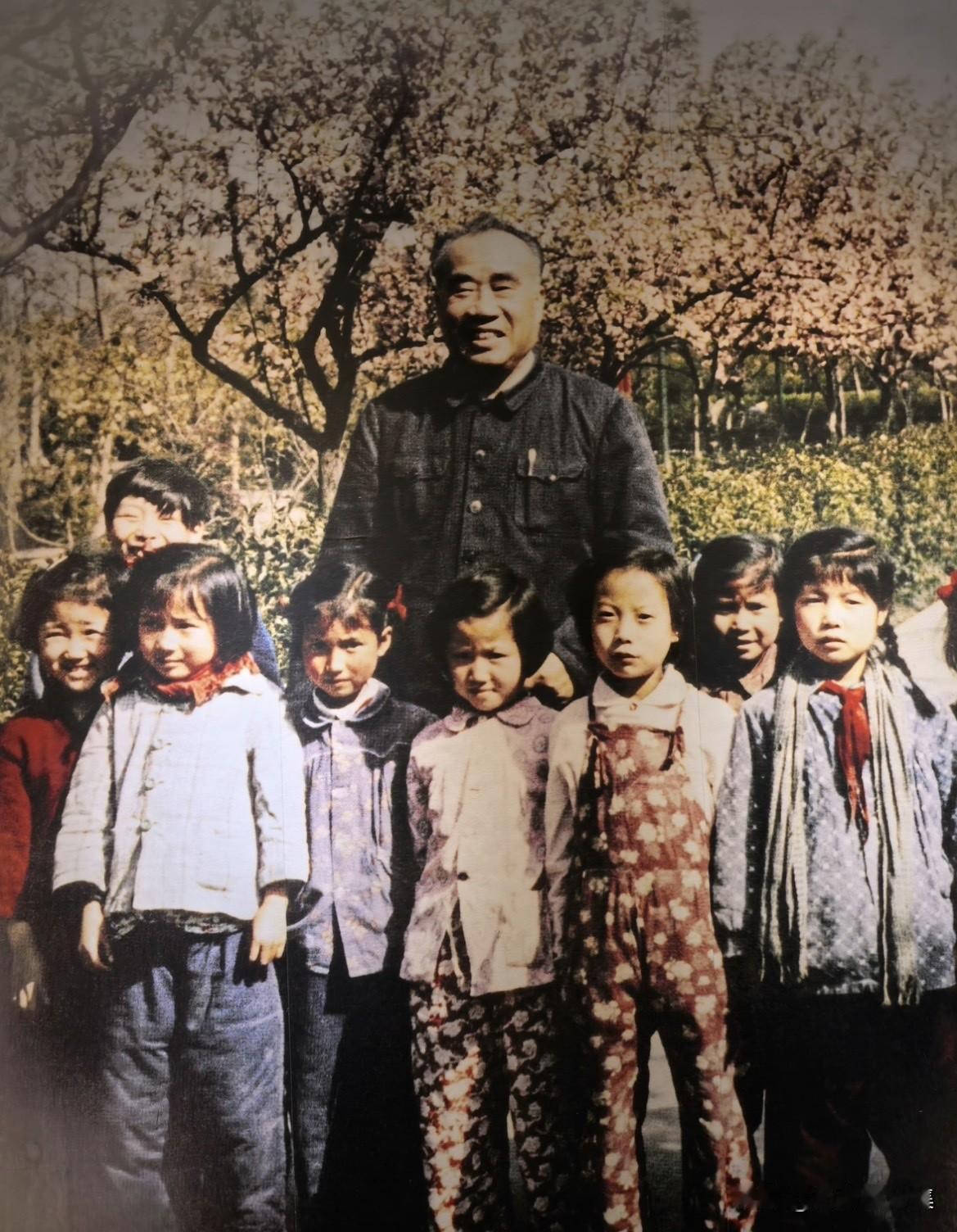新中国建立后，朱德元帅和孩子们合影，多么和蔼可亲的老爷爷。朱德对烈士子女严格要求