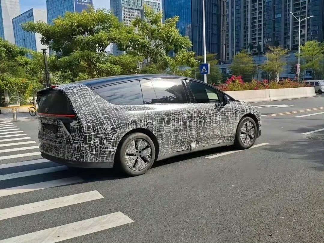海外社交平台疑似流出理想i9的谍照，外观看样子延续了理想i系列的设计，懂车的小伙