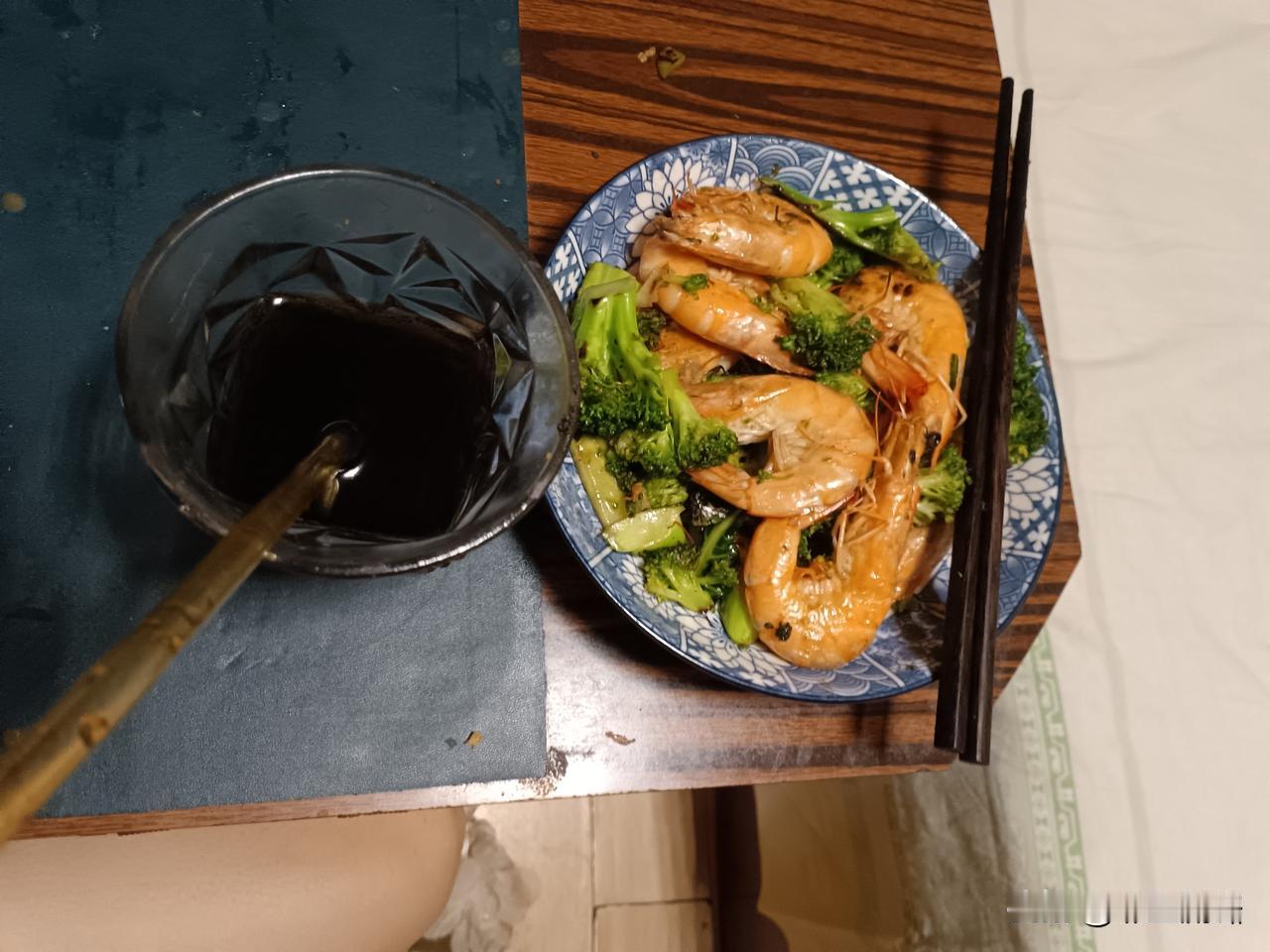 这是我的晌午饭，吃完就没有了，还有瓶罐头下午吃，我的碗筷也洗了，不然堆饭桌一起不