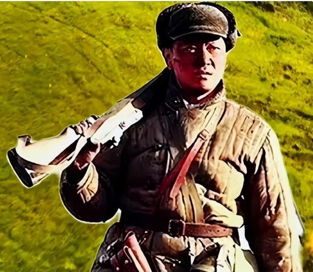 1951年，17岁志愿军战士被俘虏，美军打算押他请赏，可路上，前面美军突然脚滑摔