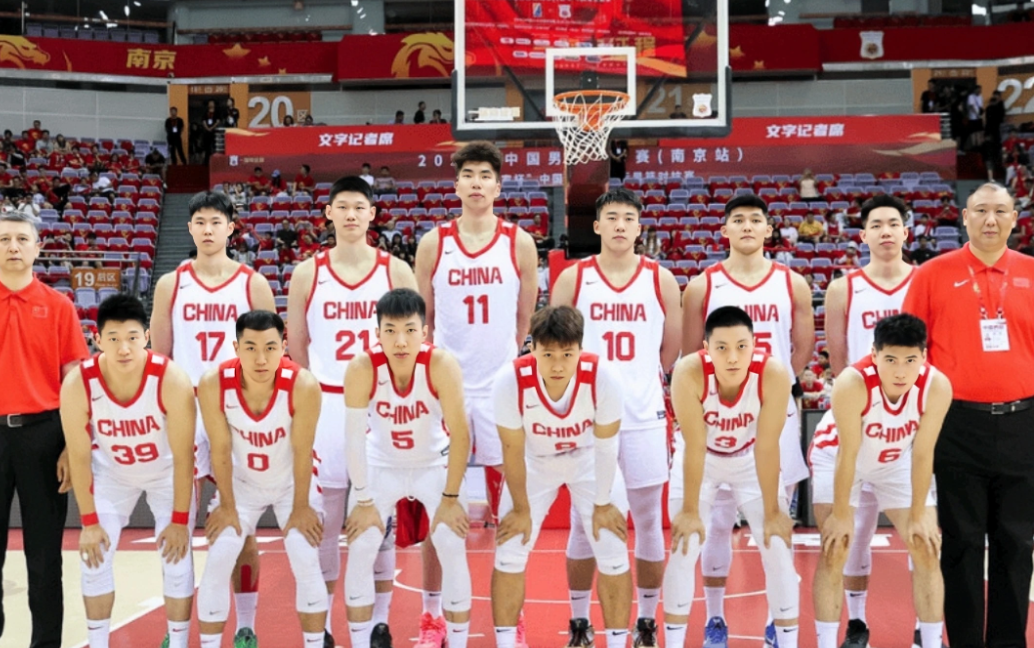 中国男篮出战亚洲杯比赛的12人大名单已经确定。FIBA官方更新中国男篮亚洲杯12