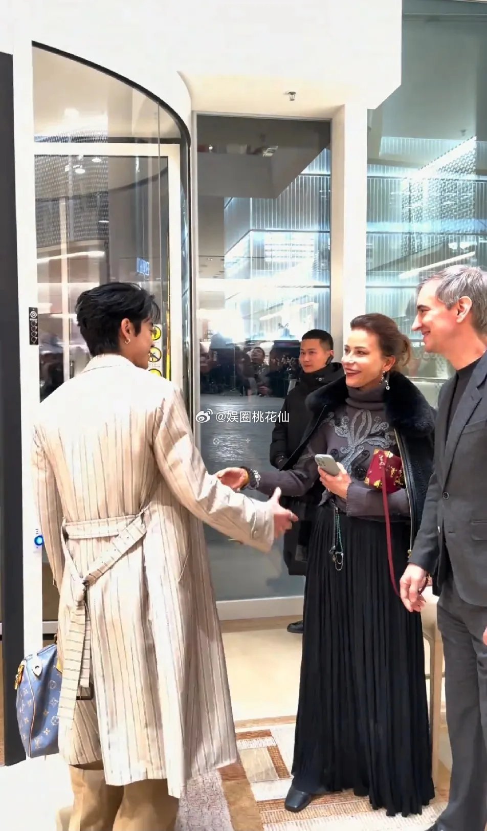 两个LV高管对王鹤棣满眼都是欣赏，王鹤棣这一身穿搭也太帅了！西装叠搭风衣居然这么