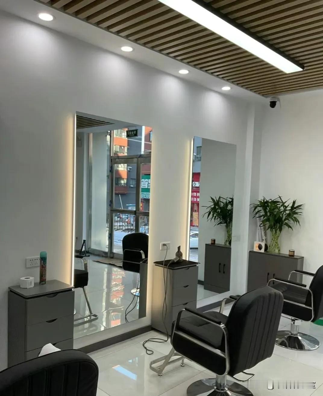 实体店倒闭真不怪电商！看看遍地关门的理发店，终于看透真相以前我们总习惯性认