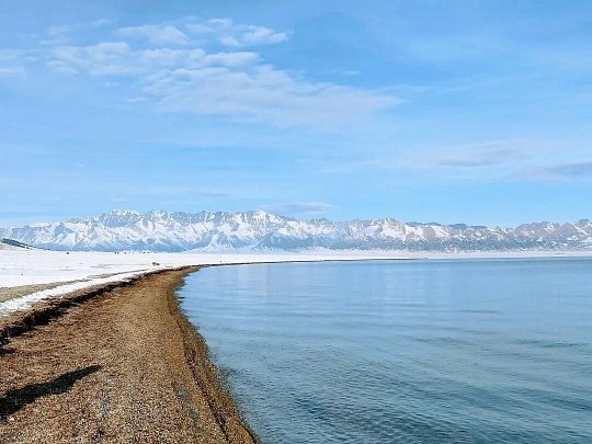 赛里木湖看一眼就忘不了澄澈碧蓝的湖水依偎雪山，湖畔绿草连绵、野花错落，澄澈湖面映