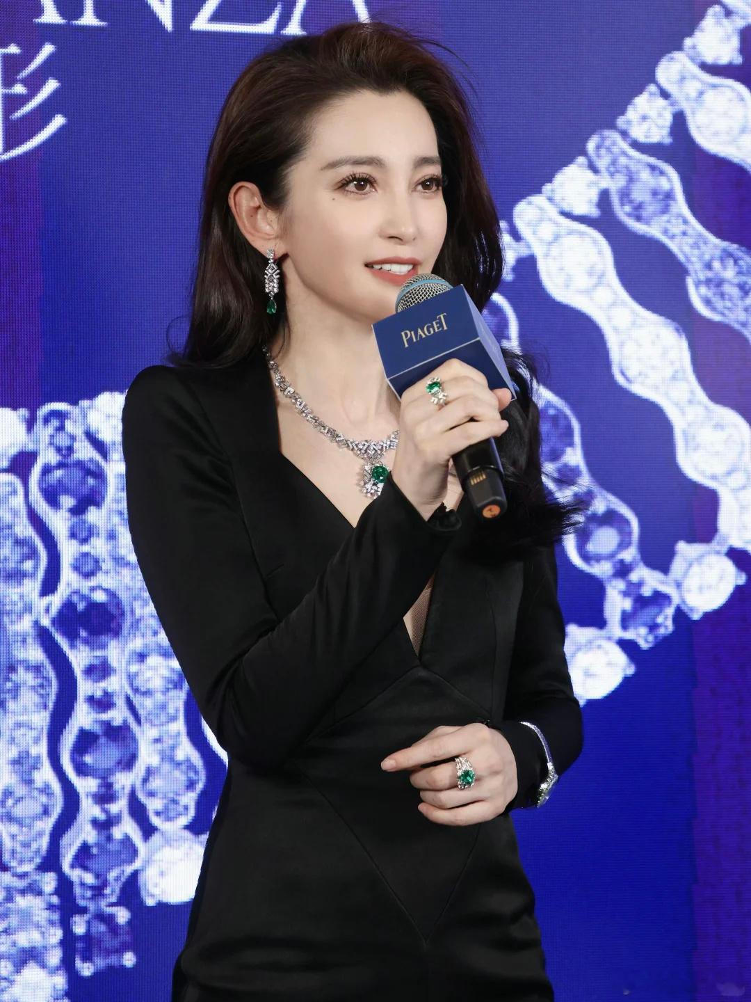 52岁李冰冰活动状态李冰冰251212上海品牌活动生图！当天李冰冰一袭黑色V领礼