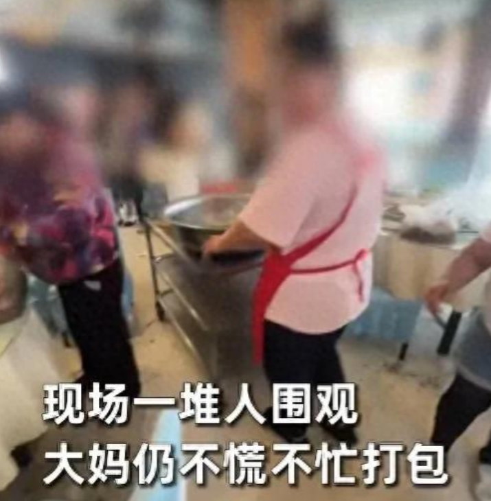 太下材了！菜还没传到桌上，大妈直接在半道儿上从传菜员手里硬抢下来塞进打包袋！黑龙