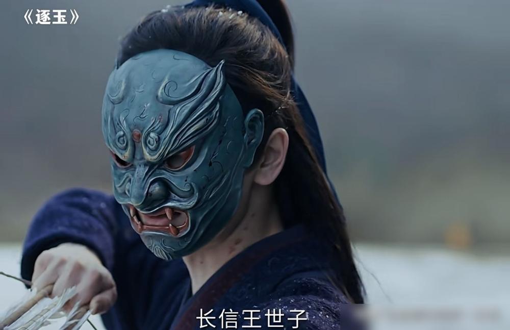 别再骂张凌赫的雉鸡翎了，那是他自己要的。你以为是造型师乱来？错了。这玩意儿