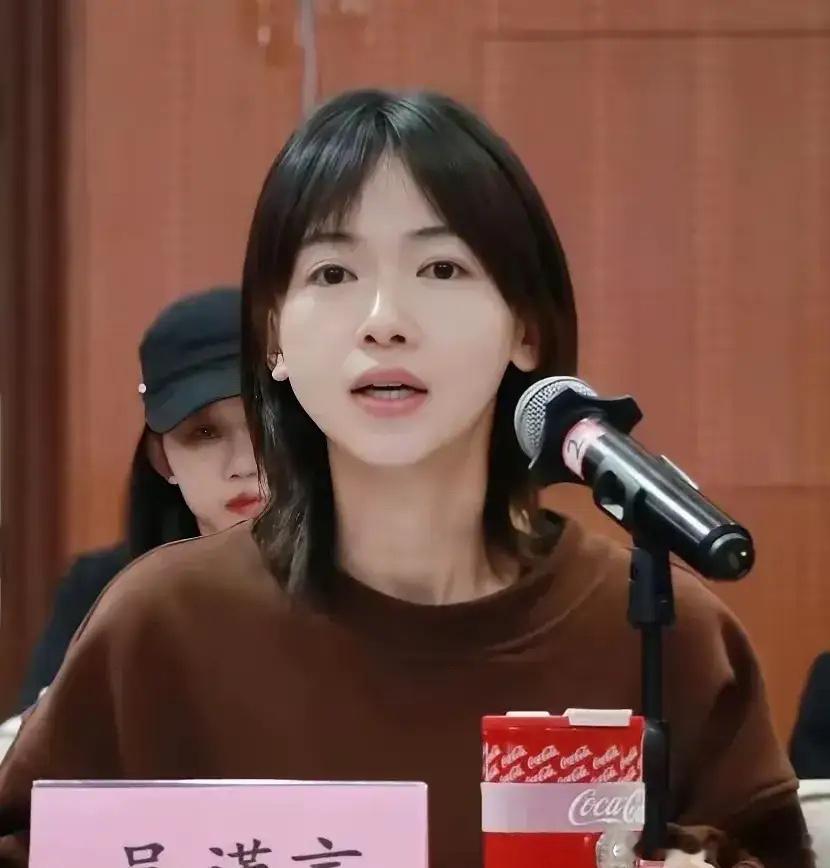 吴谨言这素颜也太素了，参加作品座谈会，很多明星都是一脸素颜，能做到吴谨言这么素的