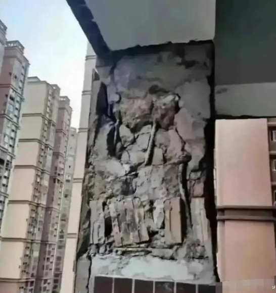 当瓷砖掉落的那一瞬间，露出了开发商遮都遮不住的丑~