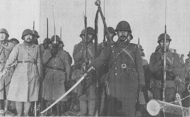 图一为1937年12月，南京城破时，日寇挥舞军刀，高举步枪，庆祝胜利的场景！后面