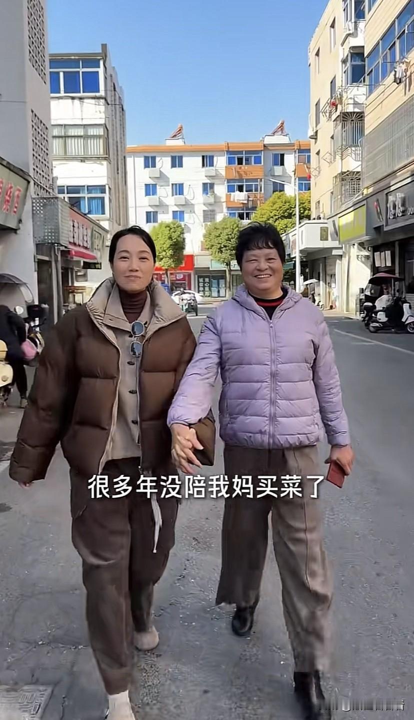 朱丹回娘家跟妈妈一起去买菜，跟女儿一起做菜，去自家菜园子摘菜，朱丹说，爸爸种的菜