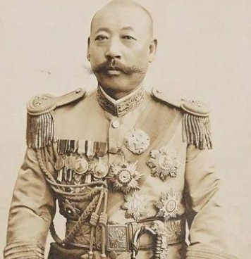 1881年，19岁的曹锟在沿街叫卖布匹。忽然，天降大雨。曹锟本想找个人家借宿一夜