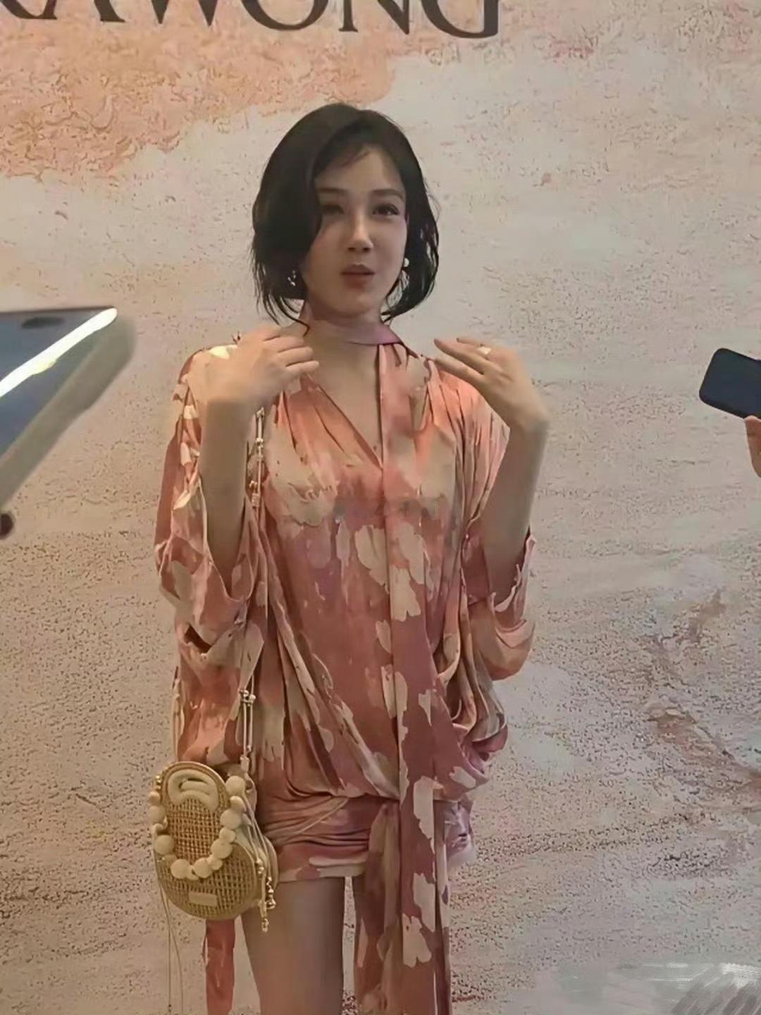 太夸张了，陈小纭的大腿小腿几乎一样细